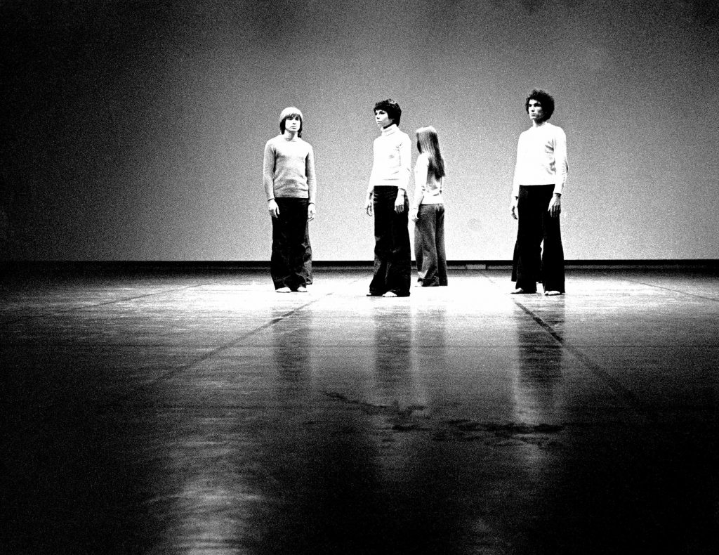 Droit-debout---Groupe-de-la-Place-Royale_MAC-Périphéries_1974_Photo